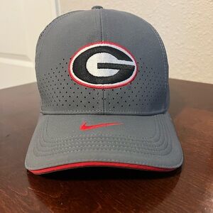 Nike L/XL Georgia Bulldog Gray Cap with Red Accents - Excellent Condition ☺️